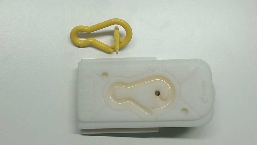 Boy és Stratasys által kifejlesztett műanyag formaadó darab elhelyezkedése a fröccsöntő szerszámban és a betéttel előállított POM karabiner (jobbra lent)