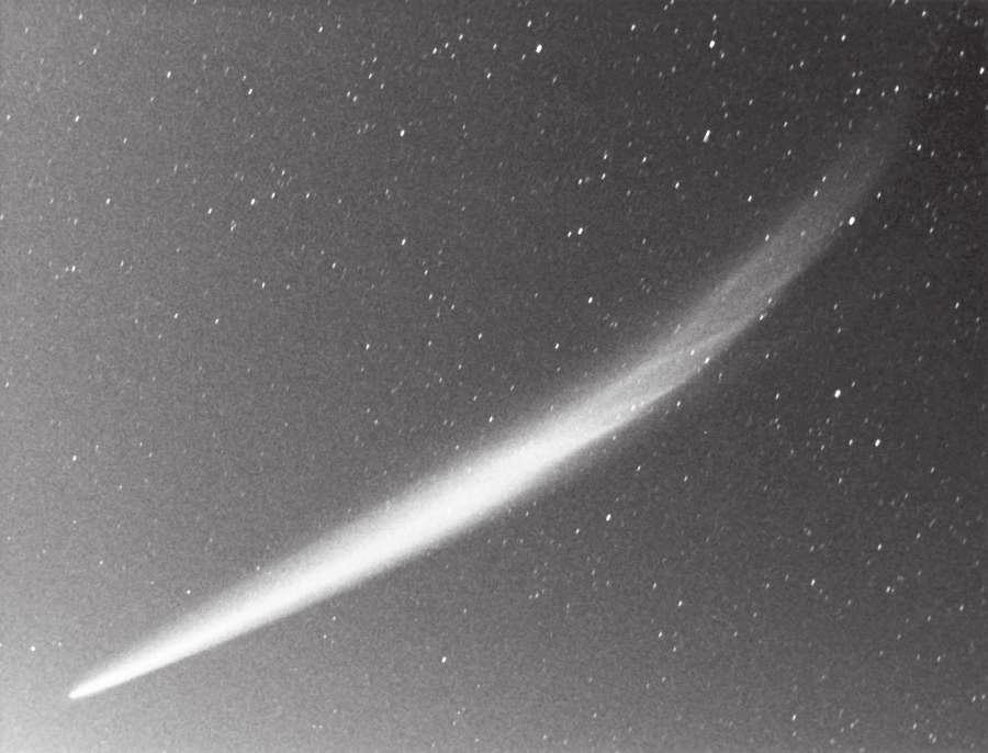 É G É S FÖ LD VONZÁ S Á BAN EGY CSODÁS ÜSTÖKÖSCSALÁD Az üstökösök az égbolt legszebb jelenségei közé tartoznak.