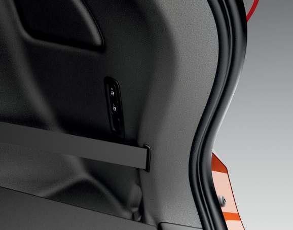 Ha az autó elektronikusan lehajtható* hátsó üléssel rendelkezik, akkor gombok találhatók a csomagtérben is a lehajtáshoz.