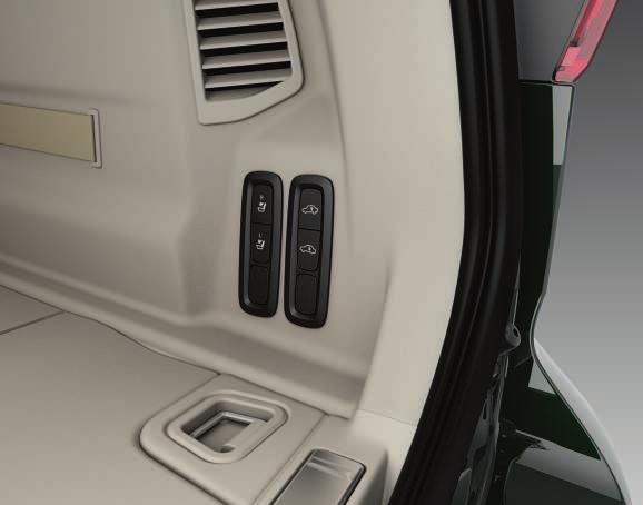 Ha az autó elektronikusan lehajtható hátsó üléssel* rendelkezik, akkor gombok találhatók a csomagtérben a lehajtáshoz.