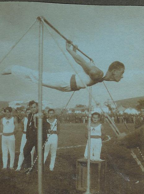1935-ben a bukaresti Testnevelési Főiskolán tornatanári diplomát, majd egy évre rá balettmesteri oklevelet szerzett. Szertornászként többszörös román bajnok volt.
