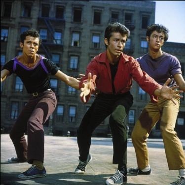 9. Elemezze Jerome Robbins: West Side Story című darabját! Beszéljen a film előzményeiről, létrejöttének körülményeiről, alkotóiról! Mely irodalmi történet került vászonra? Vonjon párhuzamokat!