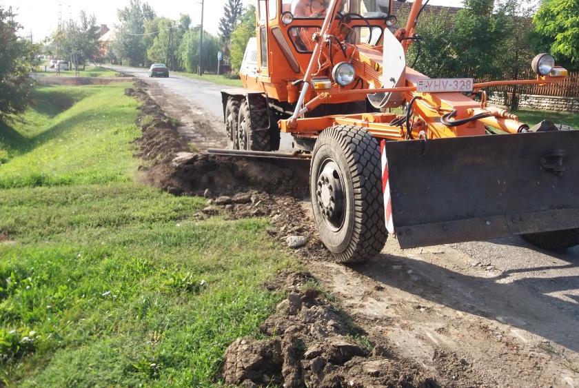 Földpadkák és vízelvezető rendszer fenntartása Az útüzemeltetési-fenntartási tevékenység másik fontos feladatköre a burkolatról történő vízelvezetés érdekében a padkák és árkok