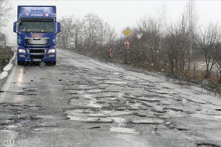 Az útrongálás gyakorlata A közúti forgalom biztonságát mindazok a túlsúlyos járművek is veszélyeztetik, amelyek a