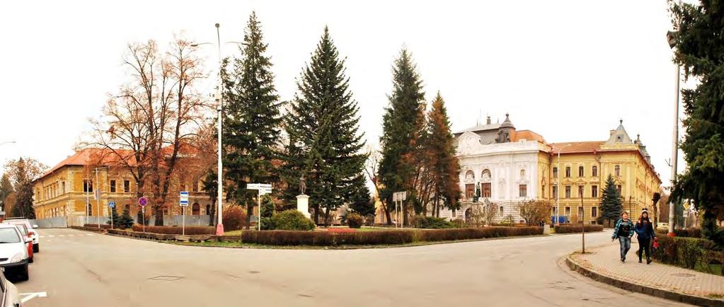 Výškovými a objemovými dominantami Hlavného námestia sú okrem rímskokatolíckeho kostola, kostol reformovanej cirkvi, budova hotela Tatra (pôvodne Tri ruže ), župný dom a stredná škola (pôvodne Reduta