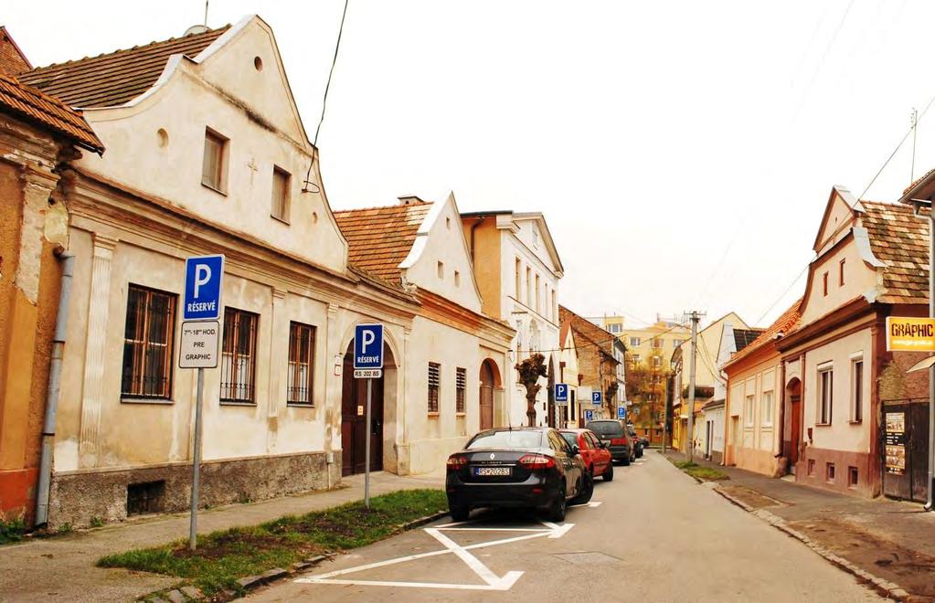 viedla Janovecká ulica (v súčasnosti ulica B. Bartóka), na západ, do Čerenčian, Čerenčianska ulica (dnes Hatvaniho ulica) a na sever, do Zacharoviec, Zacharovská (dnes Ulica povstania).