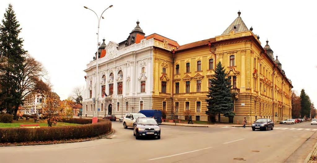(pôvodne Župný dom ), hotela Tatra (pôvodne hotel Tri ruže ) a strednej školy (pôvodne Reduta ). Najvýraznejšími objemovými dominantami Námestia M.
