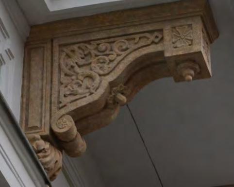 Sobote. Prízemný remeselnícky dom bol prebudovaný na viacpodlažnú stavbu s bohatou štukovou ornamentálnou výzdobou, rešpektujúcu hĺbkovú parcelu. Trojpodlažná stavba má pivničné priestory z konca 18.