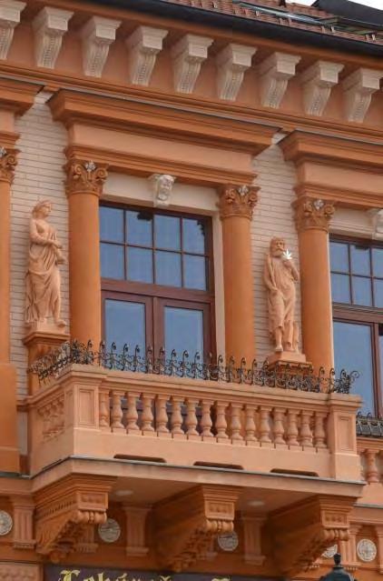 došlo k zamurovaniu arkády a zdeformovaniu oktogónovej stĺpovej loggii na I. poschodí. Neorenesancia, prezentovaná na fasádach, uplatňuje mohutné vyvinuté stĺpové rady s pravidelným rytmom okien.
