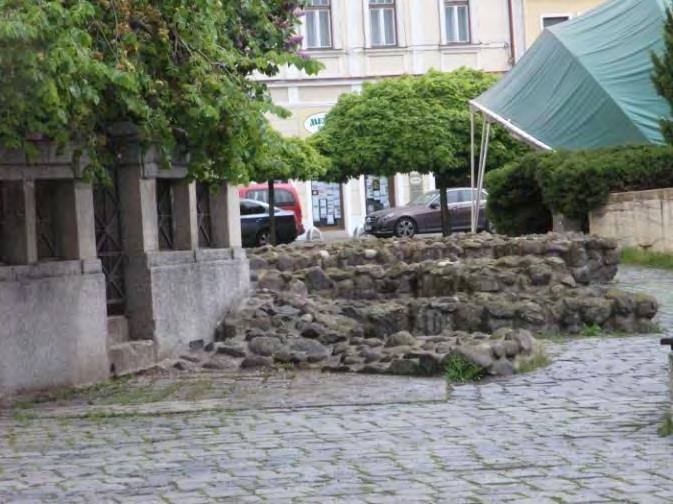 V jednej zo sond na parcele s niekdajšou tržnicou sa v hĺbke 108 cm od súčasnej úrovne terénu odkryl drevený kôl s priemerom 22 cm.