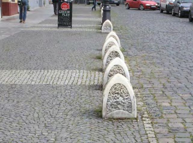 Mobiliár Mestský mobiliár Hlavného námestia je prezentovaný viacerými dizajnérskymi a materiálovými prevedeniami.