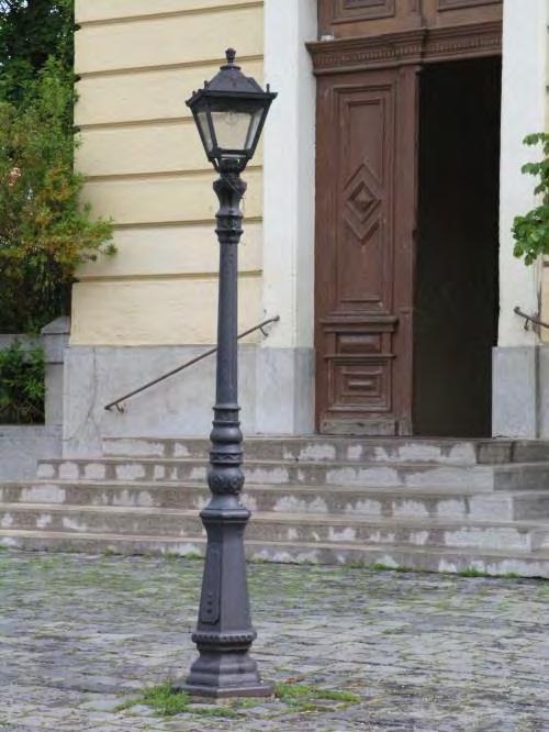 Uvedený mobilár je doplnený prvkami verejného rozhlasu (reproduktory), kamennými polostĺpikmi helmicového tvaru, stojanovými