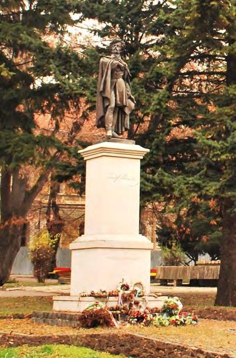 Pomníky, pamätníky, pamätné tabule: Pamätná tabuľa venovaná spomienke na koncert Bélu Bartóka a jeho manželky klavírnej virtuózky Ditty Pásztorovej, rodáčky z Rimavskej Soboty, ktorý sa uskutočnil 29.