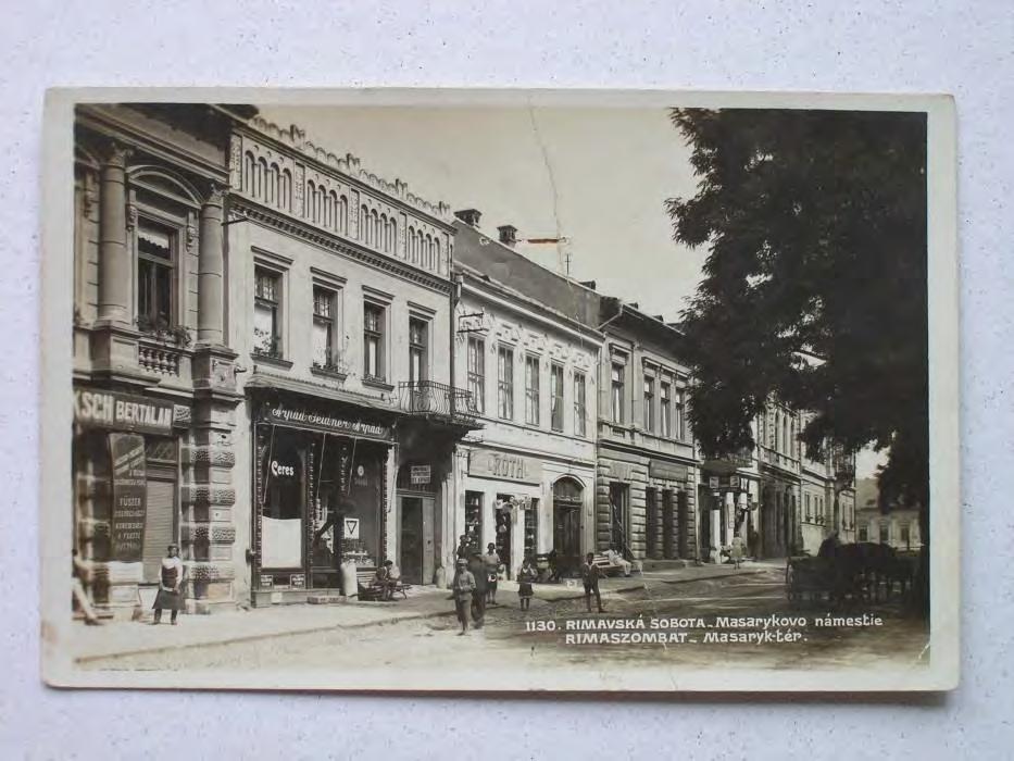 Iným rozšíreným typom boli drevené výklady (zväčša, v závislosti od šírky fasády, v celej jej šírke a výške parteru), dvojité, skriňového typu, bohato profilované s umiestnením vstupu v osi a s