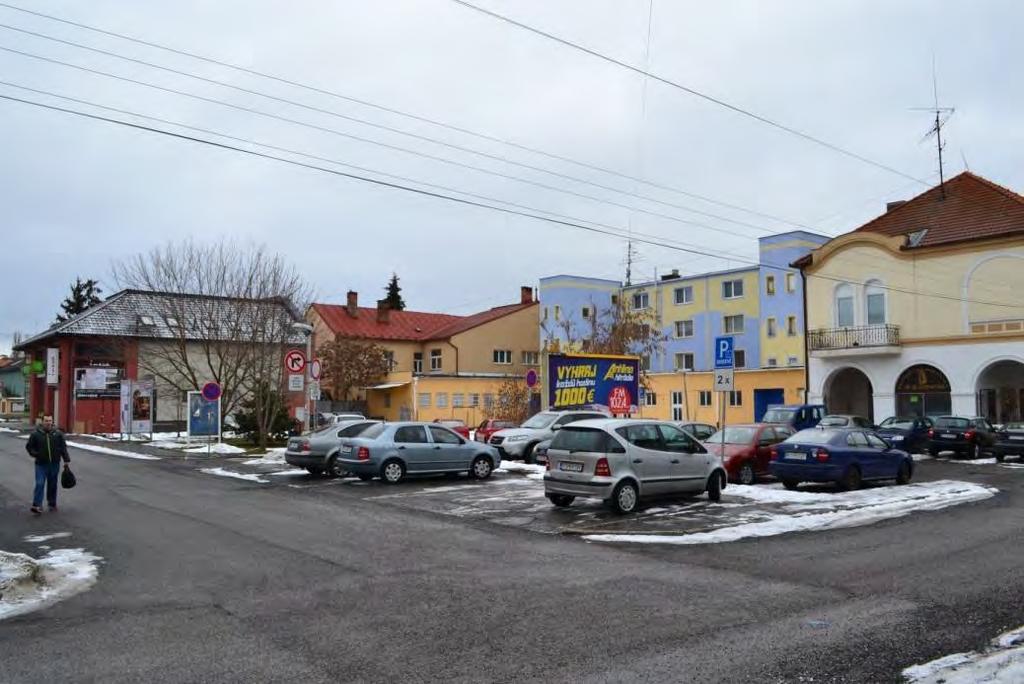 R2 Lokalita: Zástavba juhozápadnej strany Tomášikovej ulice je tvorená uličnou zástavbou domoradia prízemných a dvojpodlažných domov, ktoré tvoria zástavbu v závere priestoru dvora, hlavných