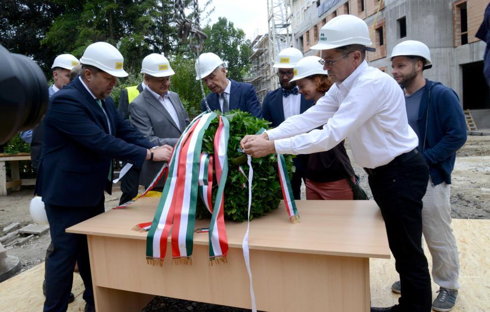 Bokrétaünnep A kaposvári emblematikus épület bokrétaünnepe Dr. Boldog-Ellenberger Szilvia, a kaposvári járási hivatalvezető-helyettes a Somogy Megyei Kormányhivatal képviseletében is részt vett 2018.