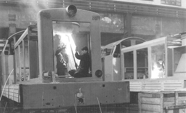 2. ábra DHM3 prototípus mozdonyok járműszerkezetének építése Abb. 2.: Bau der Fahrzeugkastens der DHM3-Prototyplokomotiven Fig 2 Construction of vehicle structure of prototype DHM3 locomotives 3.