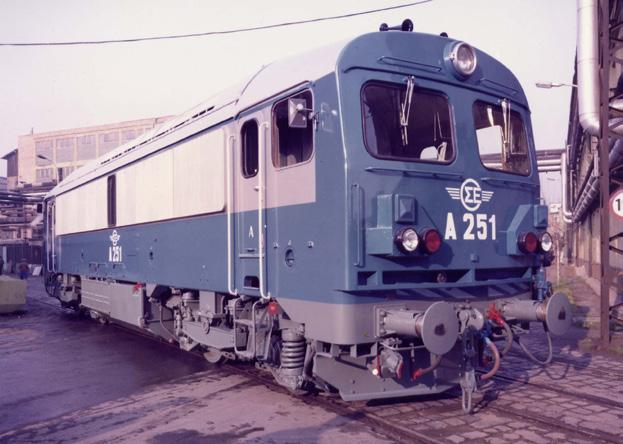 12. ábra Görögországba szállított A251 pályaszámú DHM7 jellegű mozdony Abb. 12 Die nach Griechenland gelieferte Lokomotive der Gattung DHM7 mit Betriebsnummer A251 Fig 12 Locomotive type DHM7, No.