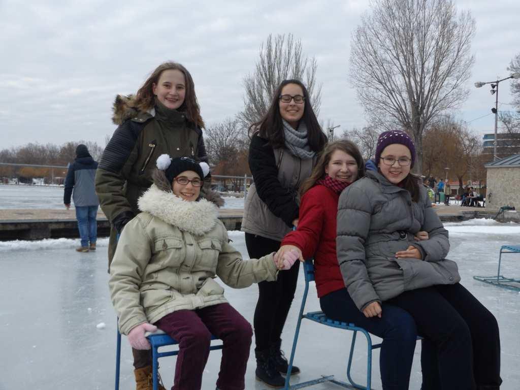 A súri általános iskolásokkal közösen szervezve január 11-én Balatonfüredre mentünk, ahol korcsolyáztunk, jéghokiztunk és fakutyáztunk is.