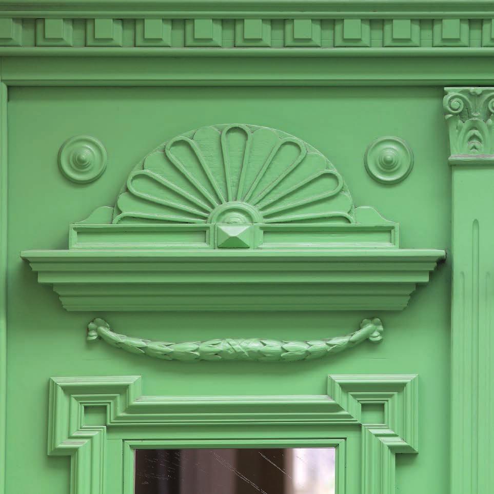 A neoreneszánsz stílusú lakóház és díszes fabetétes, jellegzetes zöld színű kapuzata 1895-ben