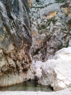 Karsztvidék a Gorropu kanyonban a folyó