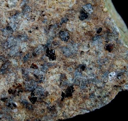 Egy másik, 1940-es publikációjában ugyanazon kőzetben egy 45 x25 cm-es lencse alakú kékes zárványt talált, mely ásványi összetétele miatt nagy valószínűséggel üledékes kőzetből származott.