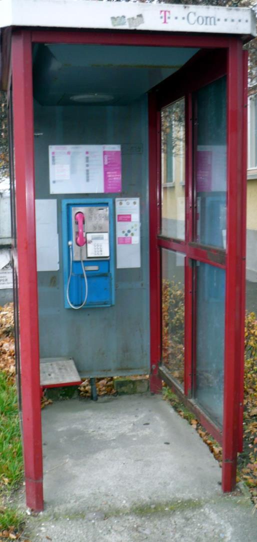 Az 1990-es évek végén a Bajcsy-Zsilinszky Endre utca és az Ady Endre utca keresztezésénél a gyalogjáró mellett került telepítésre olyan távbeszélő fülke, melyet a fogyatékossággal élők is könnyen