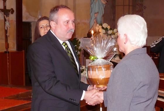 évtizeden keresztül végzett kiemelkedõ munkát, amivel jelentõsen hozzájárul a jászkiséri labdarúgás kimagasló eredményeinek eléréséhez, a település jó hírnevének öregbítéséhez.