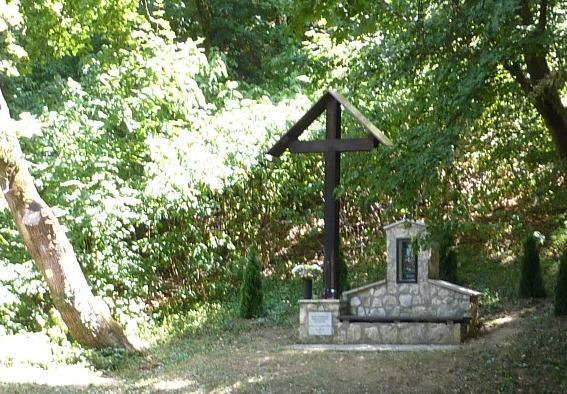 A Szőlőhegyen több feszület és szobor is található Az első világháborúban elesettek tiszteletére 1928-ban állították fel a hősök emlékművét.