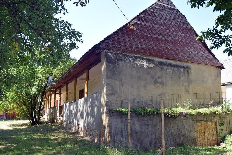 Az épületek színvilágát tekintve változatos paletta tárul elénk.