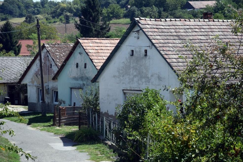 Nagyhajmás kerítéseinek többségét egy alacsony lábazaton (anyaga: kő, műkő beton, ritkábban tégla) léc, egyszerűbb acélelemek vagy ritkábban kovácsoltvas elemek alkotják.