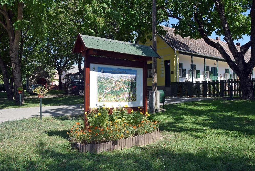 Ajánlások Burkolat, járda A falusias karakterben a járda és a vízelvezető árok, a telket az úttesttől elválasztó füves területsáv rendezettségét továbbra is meg kell őrizni.
