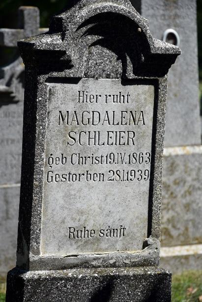 A sírkertben szembetűnő az egykor nagyszámú német etnikum míves
