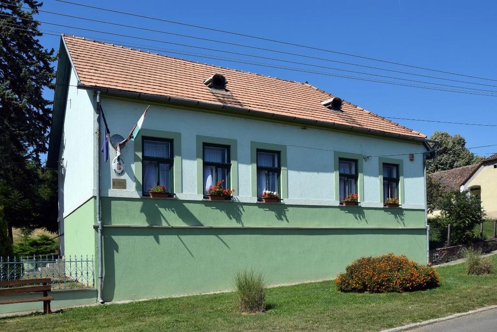 Az egyszerű, de szép belsővel rendelkező templom nagy kincse a ma is működő Angster orgona.