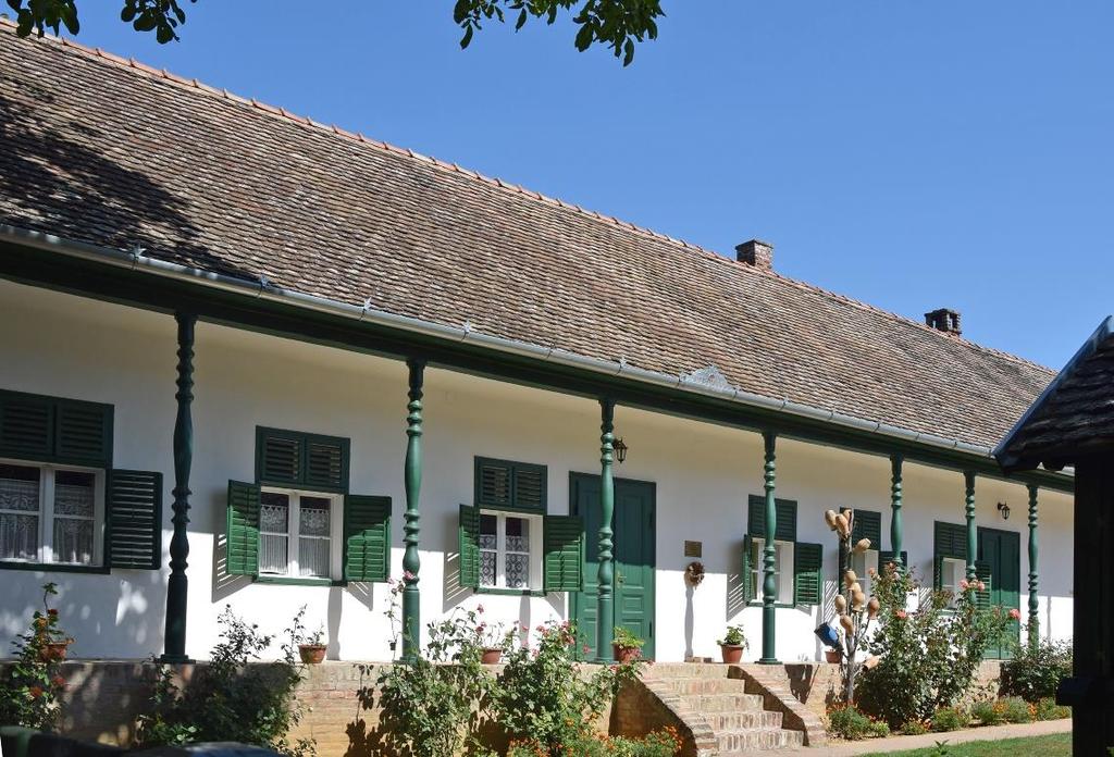 merőleges főépülettel, a zártudvaros szerkezettel.