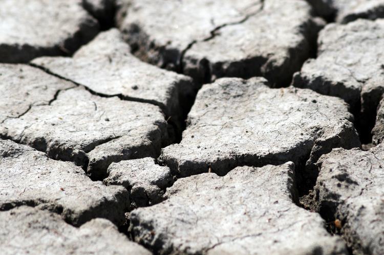 SZIKES TALAJOK A talajoldatban (szoloncsák), illetve a talajkolloidok felületén (szolonyec) kicserélhető formában lévő kationok között a nátrium-ion olyan mennyiségben van jelen, hogy a talaj kémiai