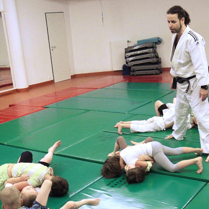 Óvodás korban a judo alapjait sajátítják el a gyerekek. Az iskolások három csoportban dolgoznak tudásszintjüknek, illetve életkoruknak megfelelően.