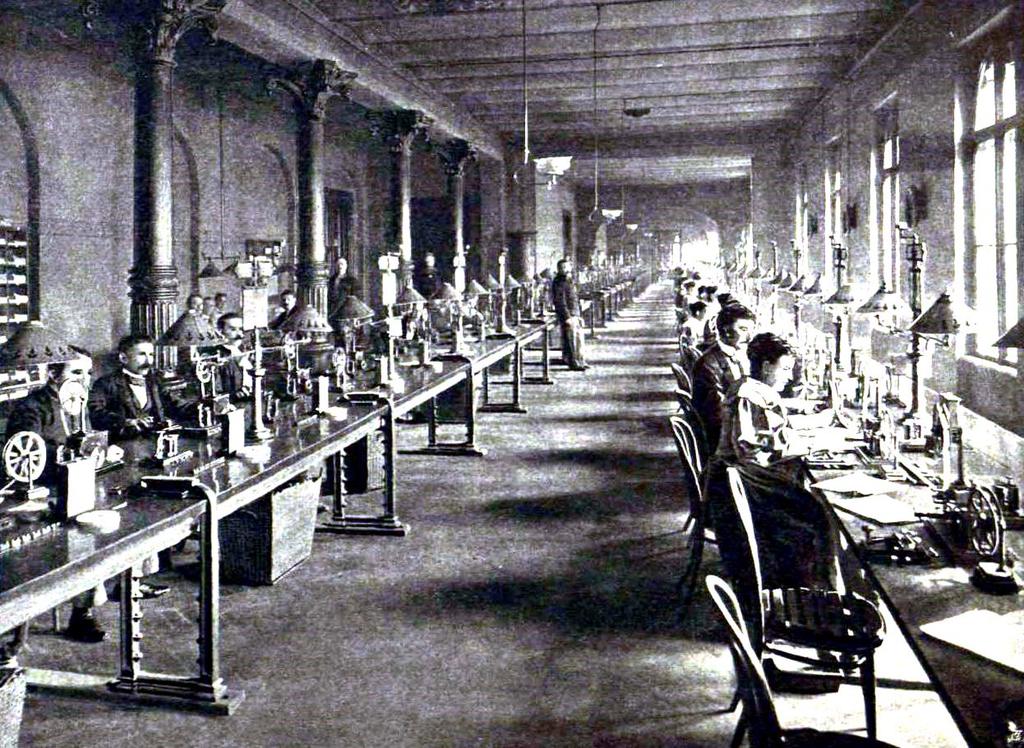 1873-ban a távírda a Gránátos (később Zsibárus, majd Úri) utca sarkán lévő Főposta-épületben volt. Az 1880-as években a távíróvonalak már a Budapesti Távíró Hivatalból indultak ki.