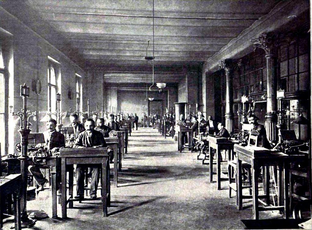Az 1900-as évek elején újabb bővítés történt. E napokban adták át a forgalomnak az új táviró géptermet, mely a főposta épület harmadik emeletének párisi- és korona-herczeg-utczai oldalát foglalja el.