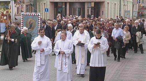 Az új pálya a szórakozás mellett arra is lehetőséget ad, hogy az óvodások minél jobban elsajátítsák a közlekedés legfontosabb szabályait, s így biztonságosabban közlekedjenek az ovi falain kívül is.