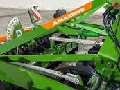 kényelmesen hidraulikusan munka közben a traktor fülkéből lehet elvégezni.