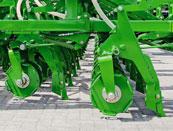 A gép a vetőmagot az aratási maradványok alá helyezi le, ami biztosítja a vetőmag és a talaj