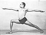 4. Virabhadrasana II. Elülső hajlított láb csípője nyitva, hátsó láb Tadasanában (Roger Cole - The Legs of a Warrior). Hajlított térd 90 fokos szögben, térd a sarok fölött.