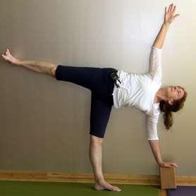 6. Ardha Chandrasana Kismama jógában kiváló a módosított
