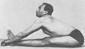 17. Paschimottanasana Először a hát homorítása, gerinc elülső részének nyújtása.
