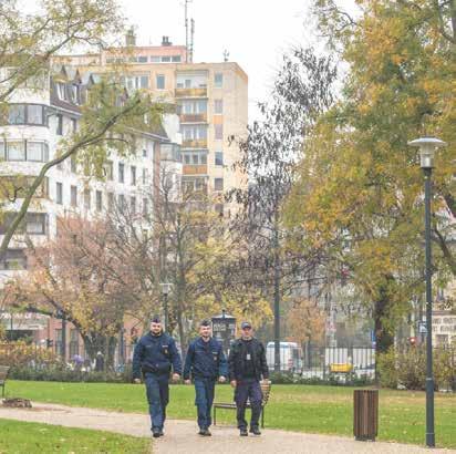 Kovács Endre István kerületőr több mint 20 éve kerületi lakos, alapító tagja a Társak a Teleki Térért Egyesületnek, valamint a Józsefvárosi Polgárőrség pártoló tagja.