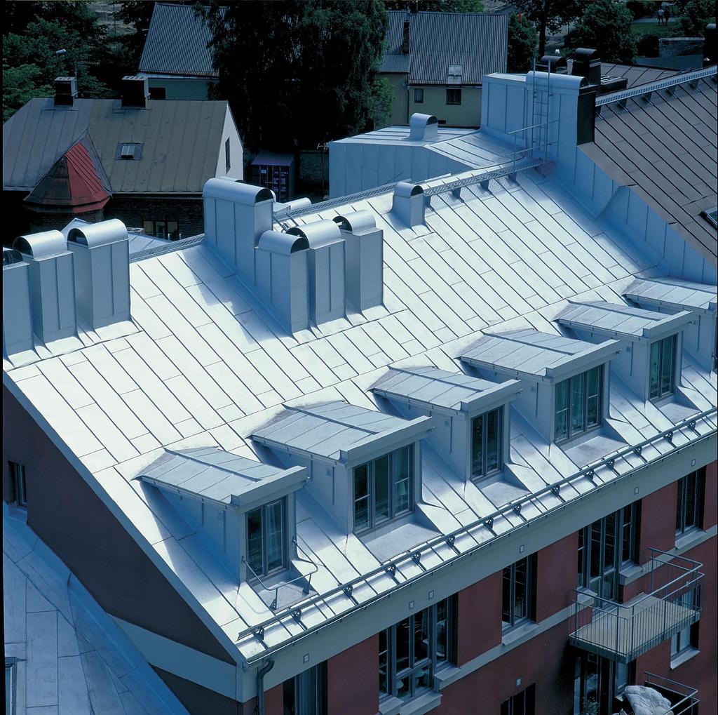 Tetőfedés hagyományosan A mai fémlemezes tetőfedési technológia kifejlődése a XIX. században kezdődött, de az acélt, mint tetőfedő anyagot sokkal régebb óta használják.