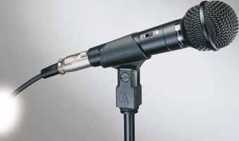 Hagyományos elhelyezésű kapcsolója egyszerű be/ki kapcsolást tesz lehetővé. A mikrofon közeltéri hatása telt hangzást nyújt közeli használat esetén.