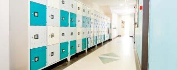 Felső tagozatos diákjaink számára egyszemélyes folyosói szekrénysorokat alakítottunk ki, amelyet a metalobox szakembereivel közösen terveztünk.