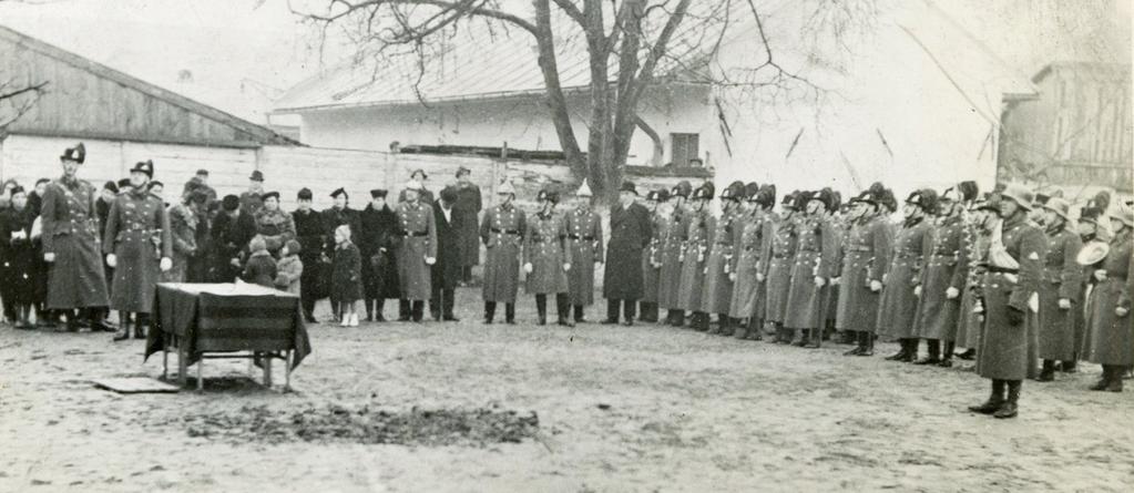 Csoportkép 1938-ból. (Karácsony József őrnagy a második sorban középen.